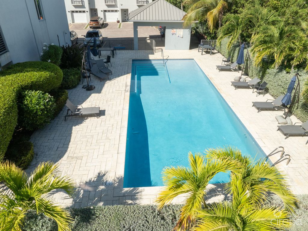 South Bay Estates - 4 Bed Townhome With Exceptional Floor Plan