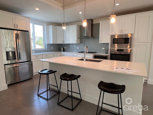 South Bay Estates - 4 Bed Townhome With Exceptional Floor Plan