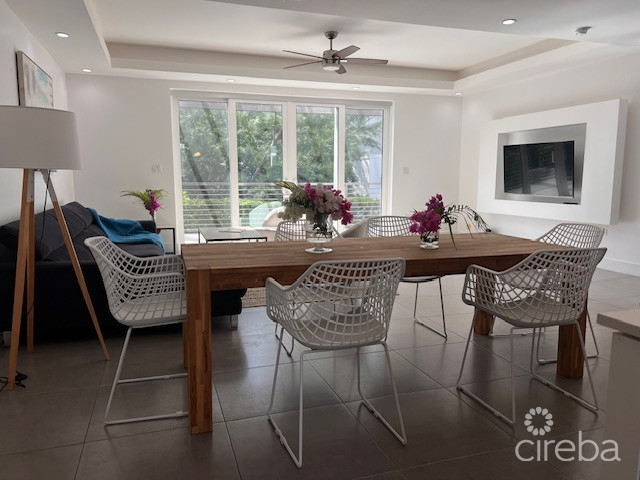 South Bay Estates - 4 Bed Townhome With Exceptional Floor Plan