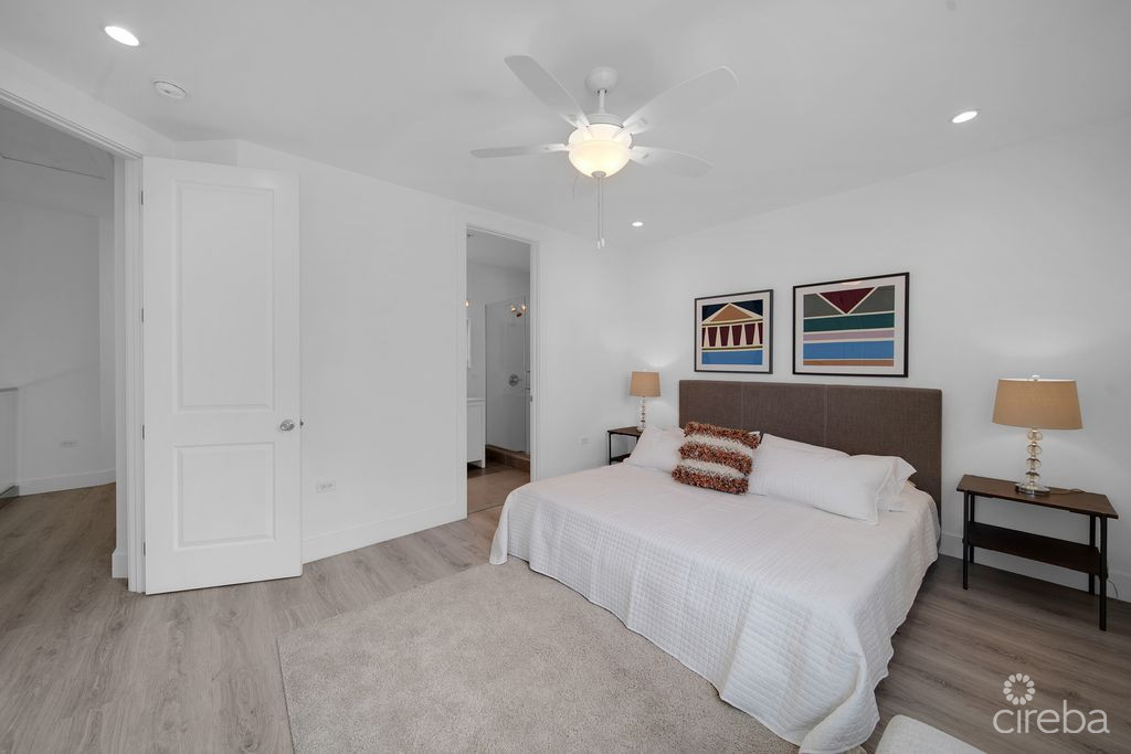 South Bay Estates - 4 Bed Townhome With Exceptional Floor Plan