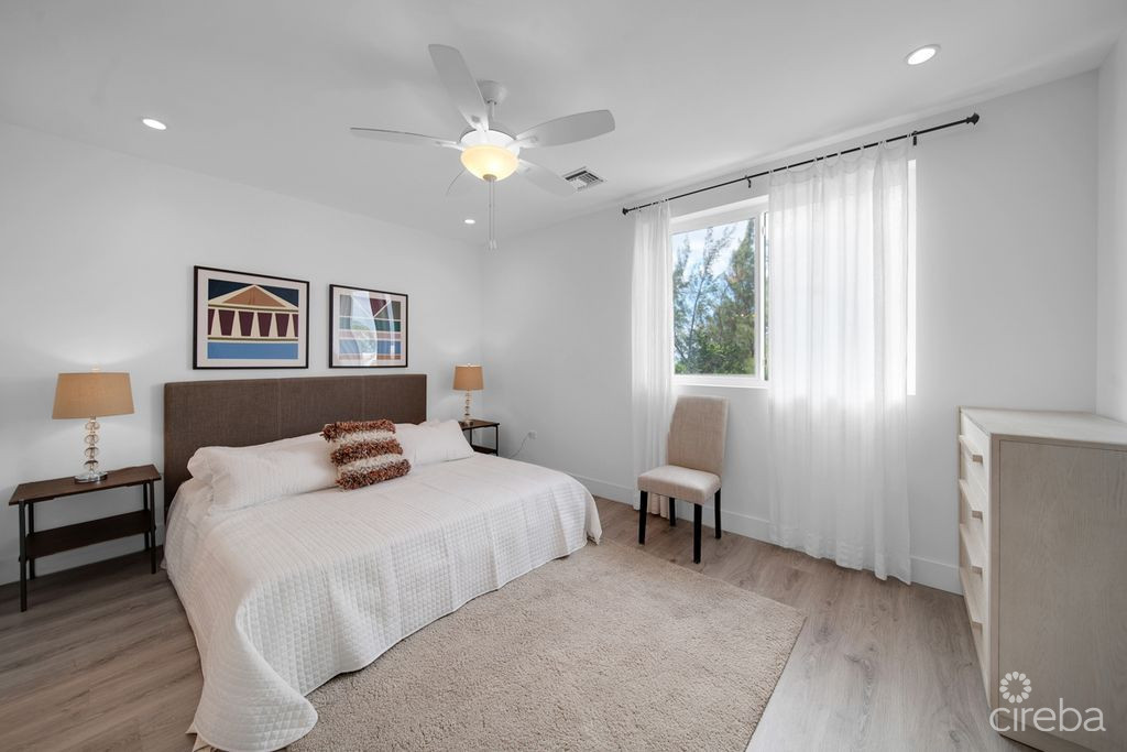 South Bay Estates - 4 Bed Townhome With Exceptional Floor Plan