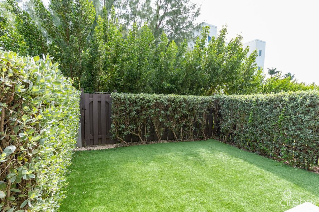 South Bay Estates - 4 Bed Townhome With Exceptional Floor Plan