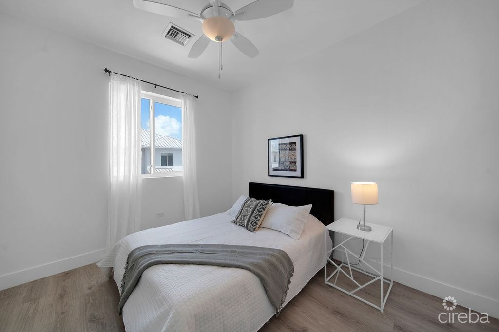 South Bay Estates - 4 Bed Townhome With Exceptional Floor Plan