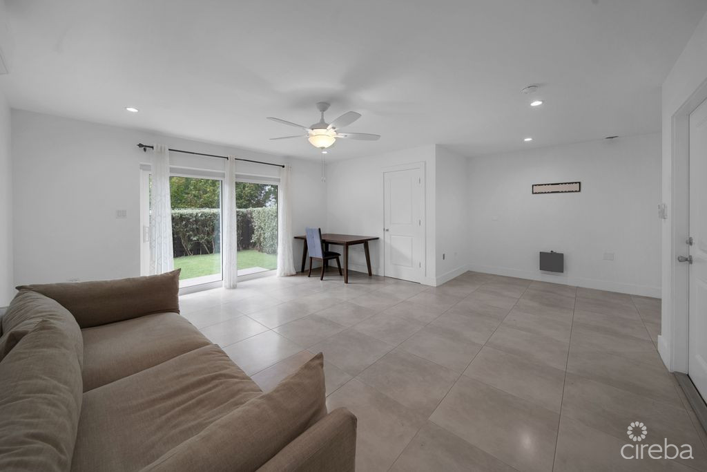 South Bay Estates - 4 Bed Townhome With Exceptional Floor Plan