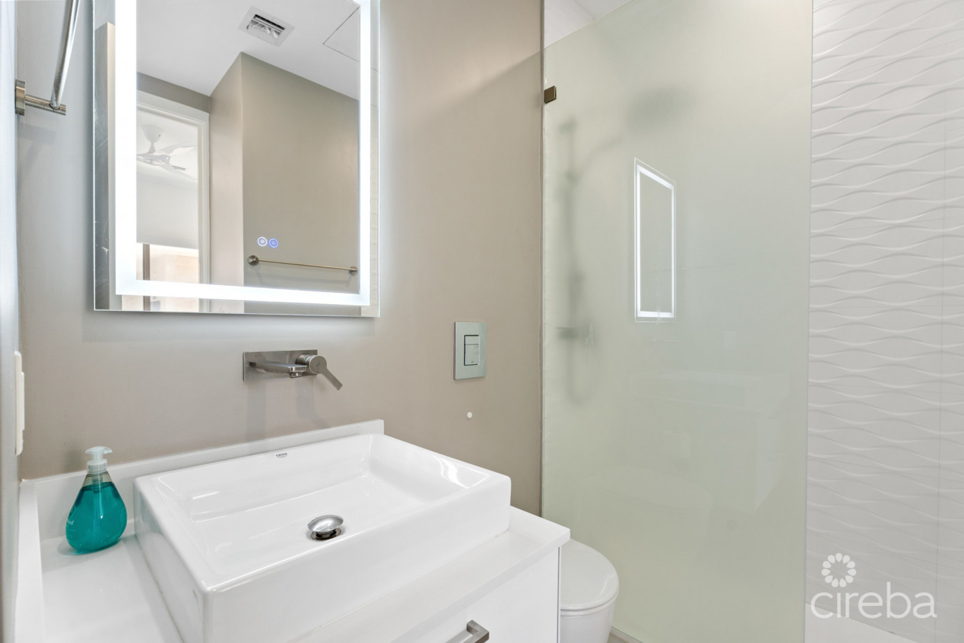 Harbour Walk 202  1 Bed + Den  Corner Unit