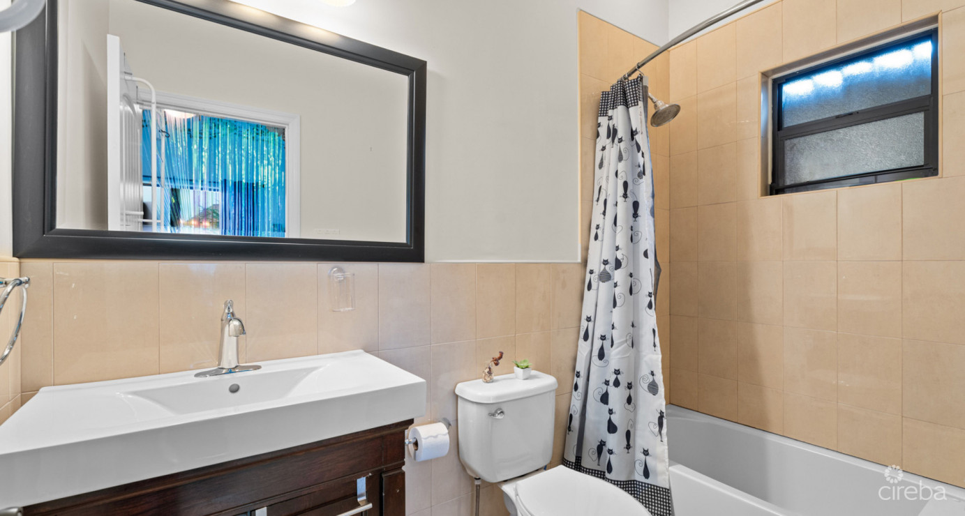 Hilton Estates - 2 Bed End Unit, Excellent Location