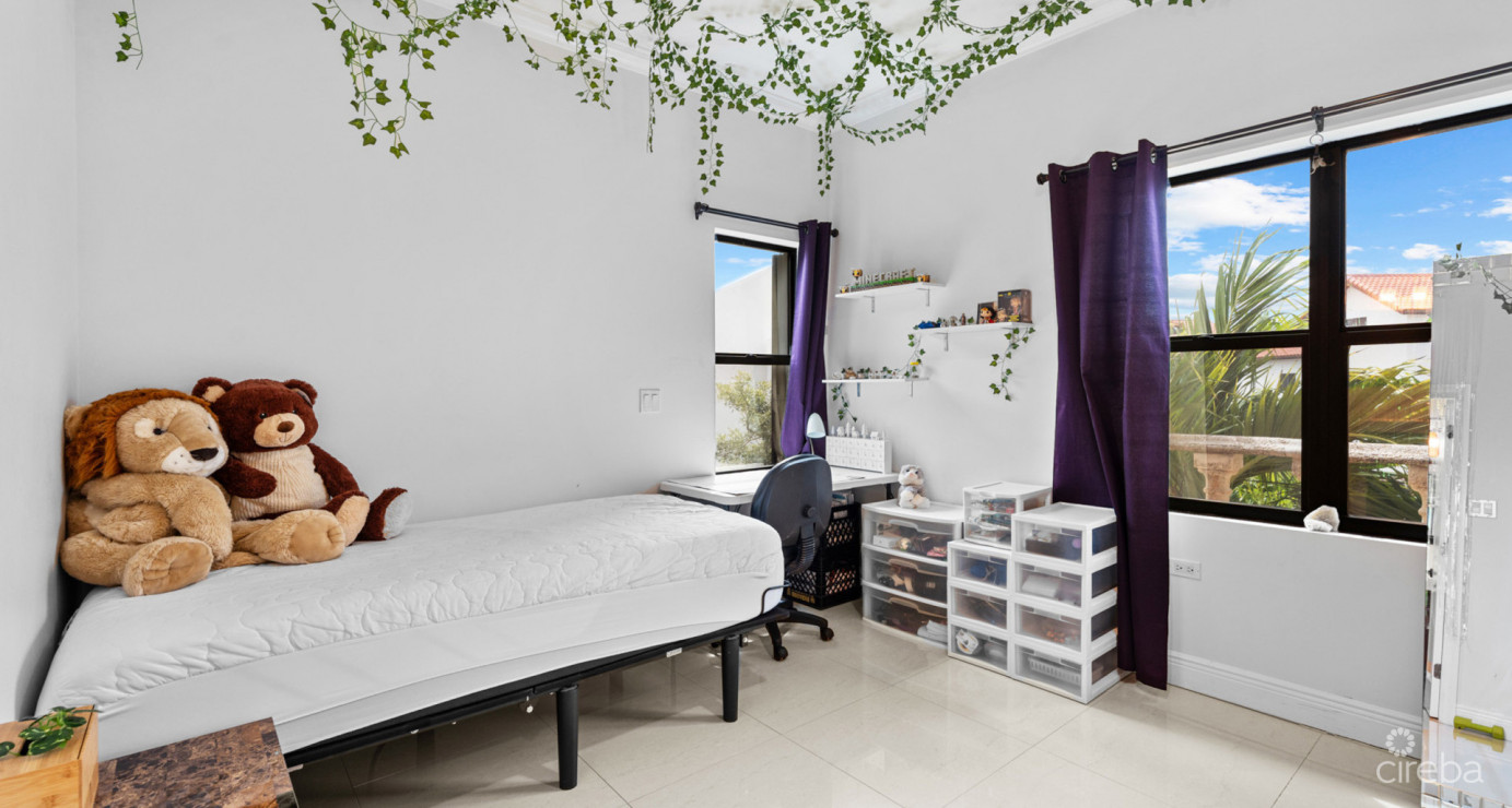 Hilton Estates - 2 Bed End Unit, Excellent Location