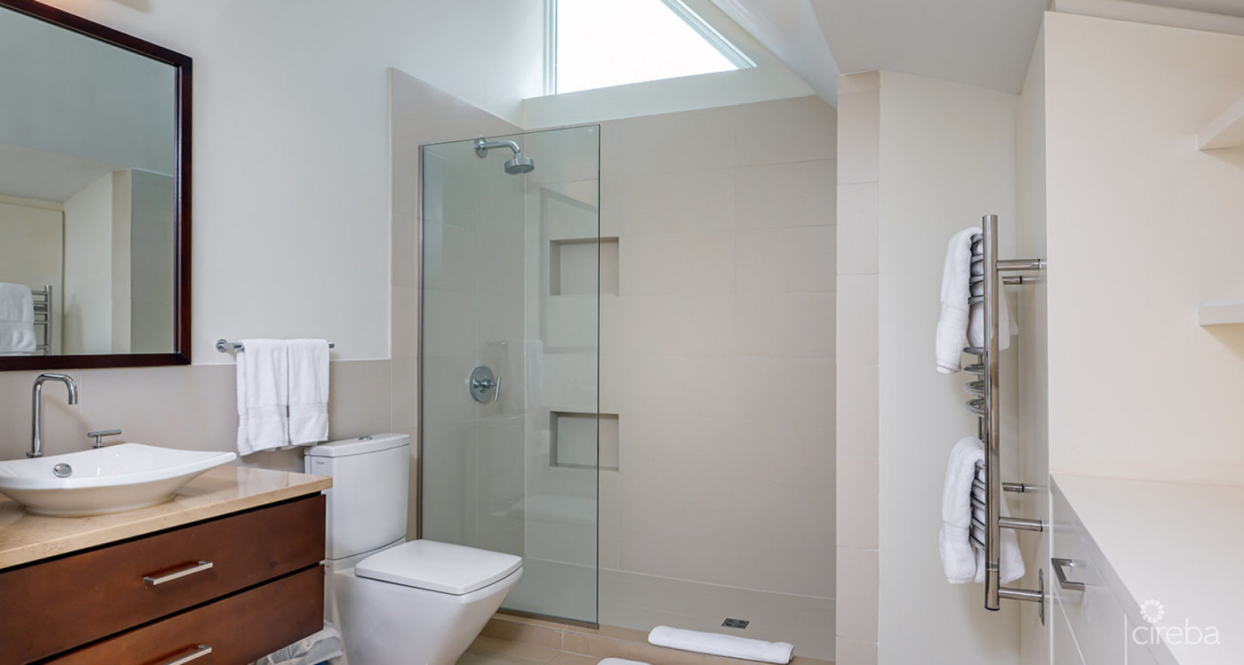 Seaview Oceanfront Penthouse - Elevated Elegance!!