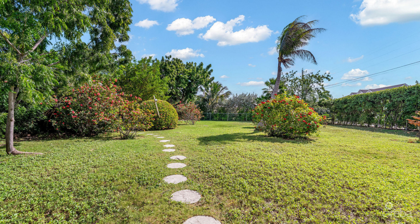 Development Opportunity Detached Home On 1 Acre In Spotts