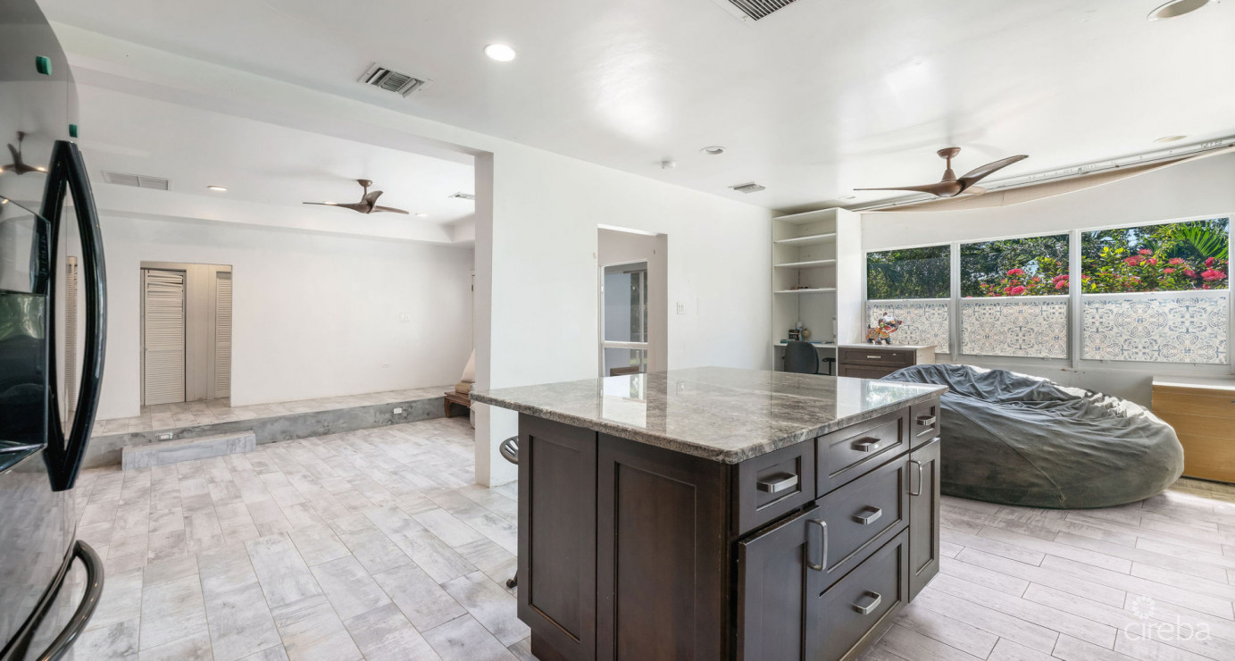 Development Opportunity Detached Home On 1 Acre In Spotts