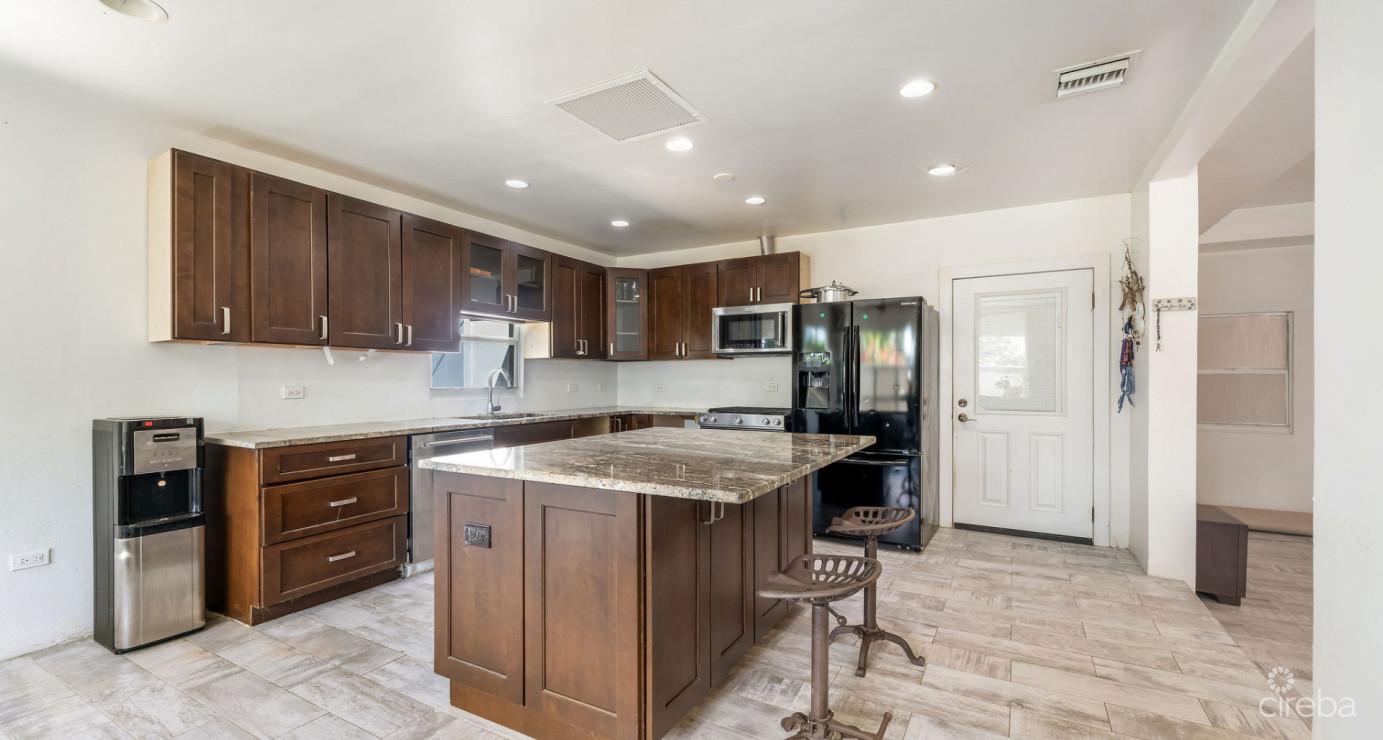 Development Opportunity Detached Home On 1 Acre In Spotts