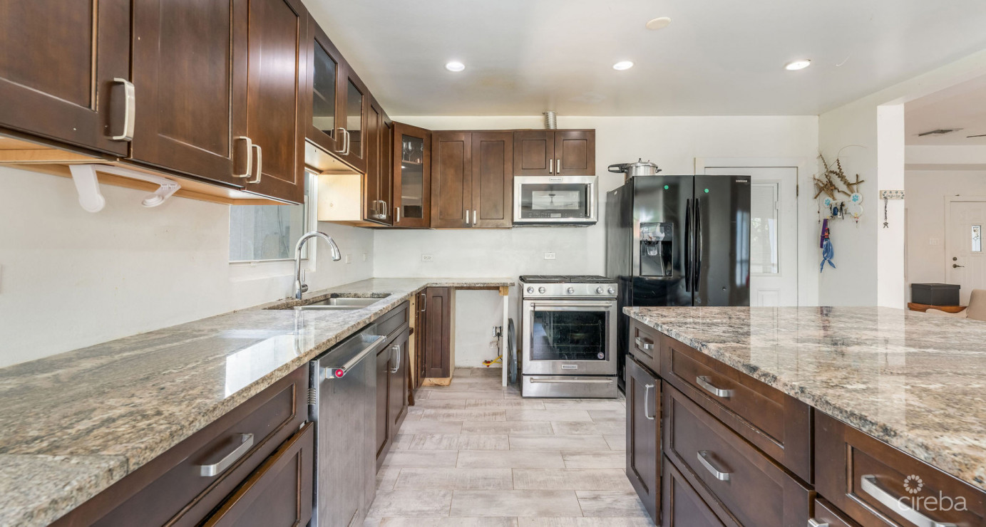 Development Opportunity Detached Home On 1 Acre In Spotts