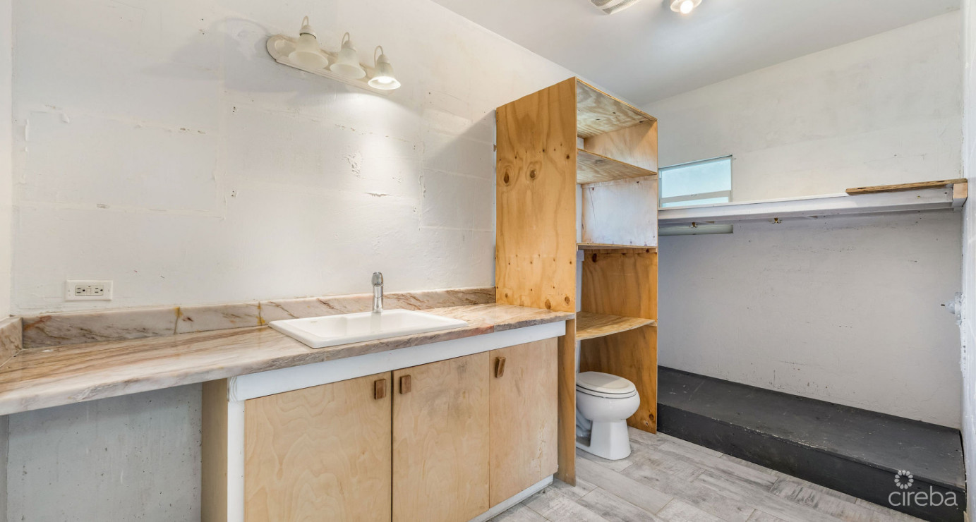 Development Opportunity Detached Home On 1 Acre In Spotts