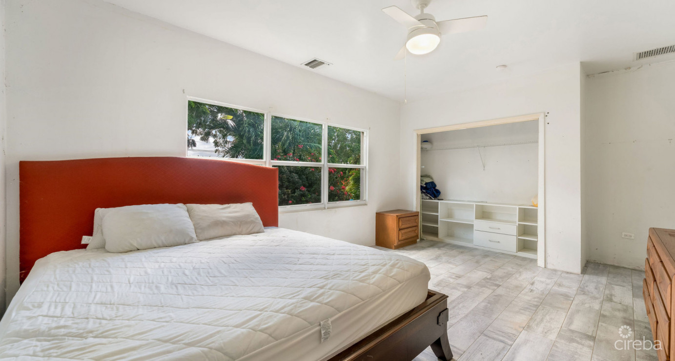 Development Opportunity Detached Home On 1 Acre In Spotts