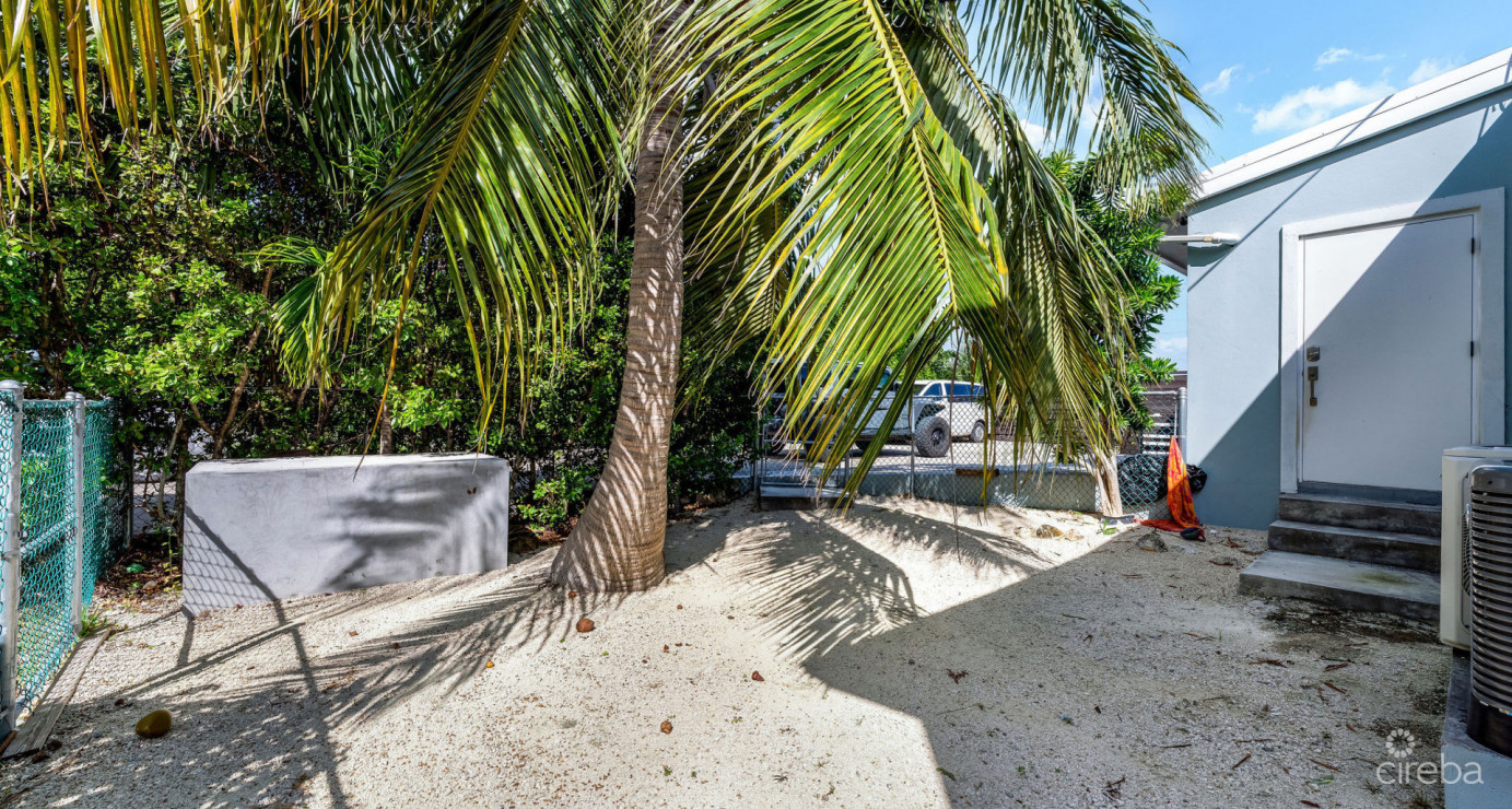 Development Opportunity Detached Home On 1 Acre In Spotts