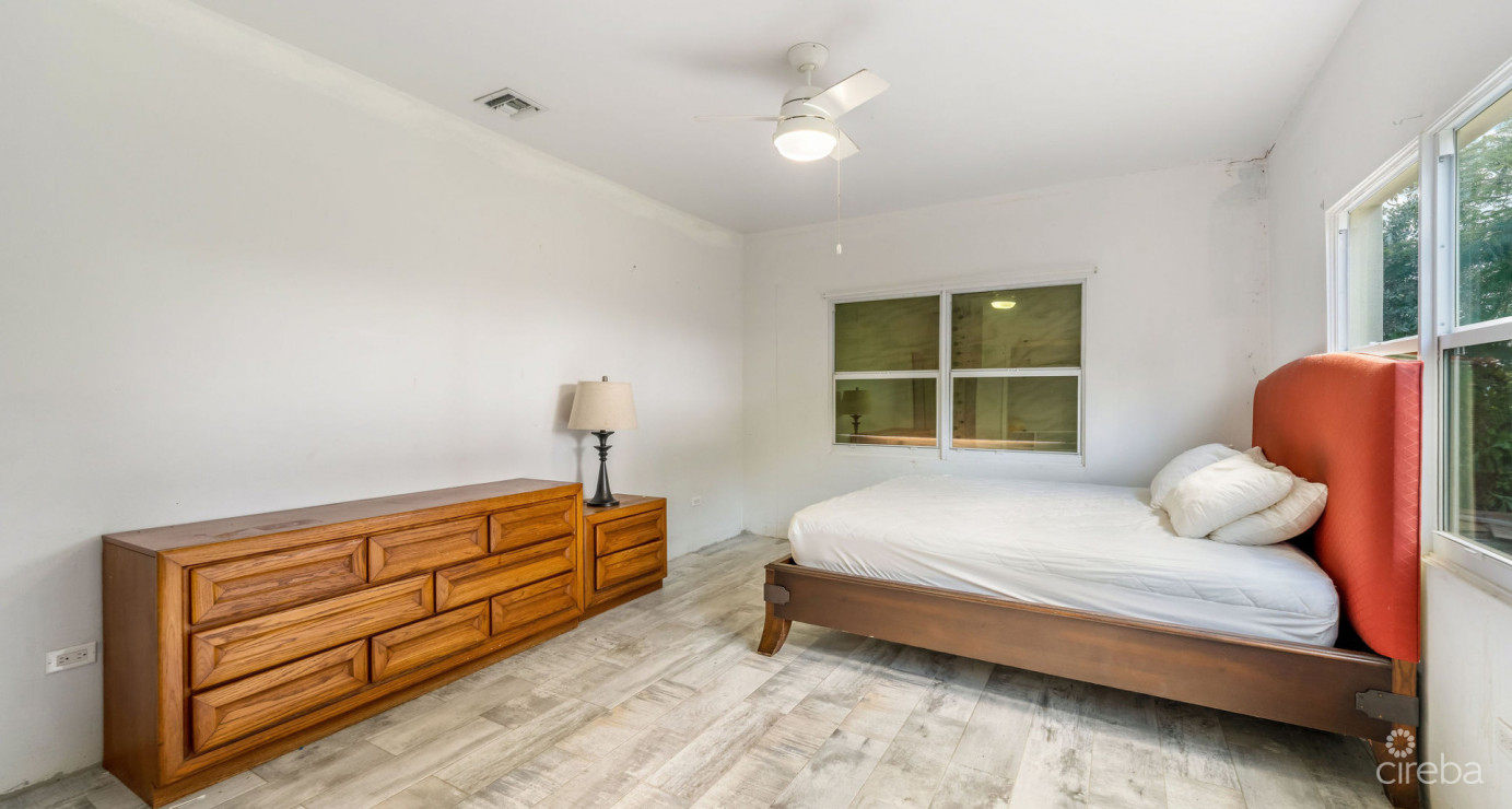 Development Opportunity Detached Home On 1 Acre In Spotts