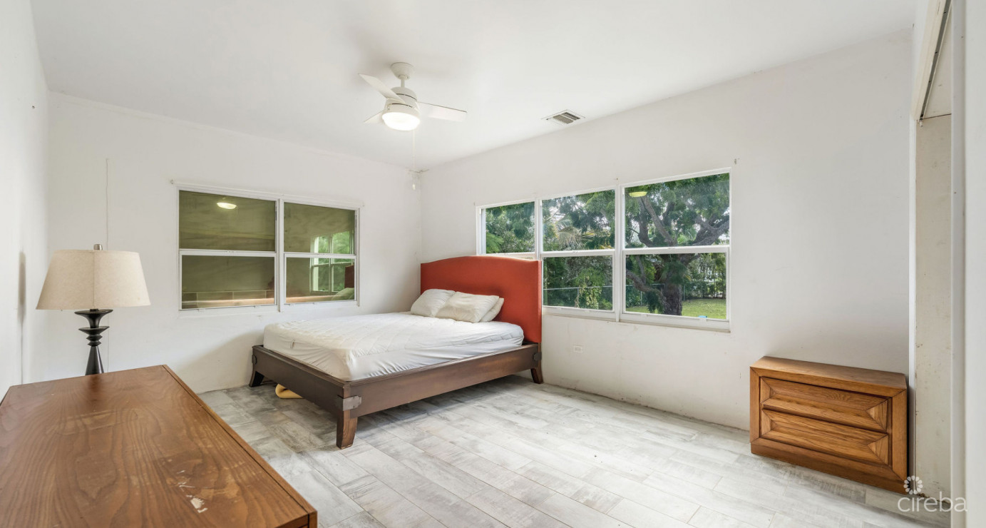 Development Opportunity Detached Home On 1 Acre In Spotts