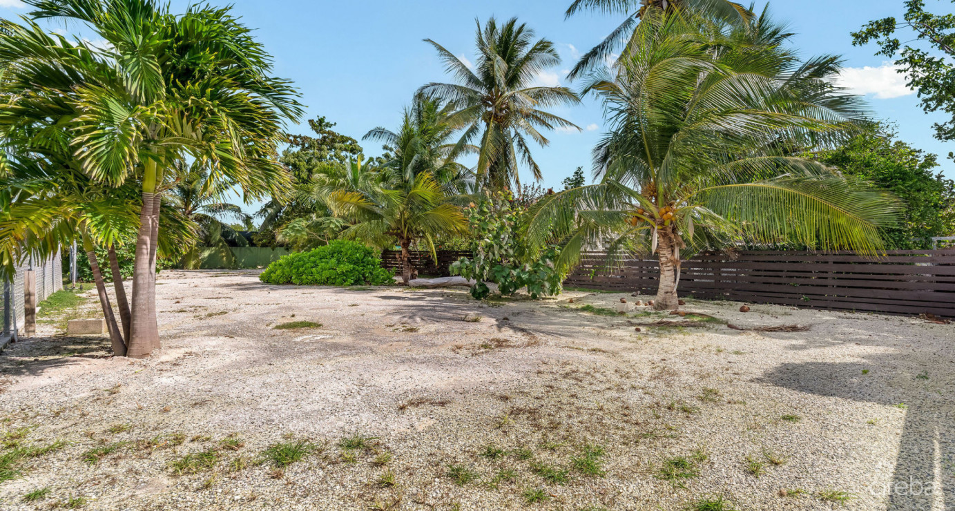 Development Opportunity Detached Home On 1 Acre In Spotts