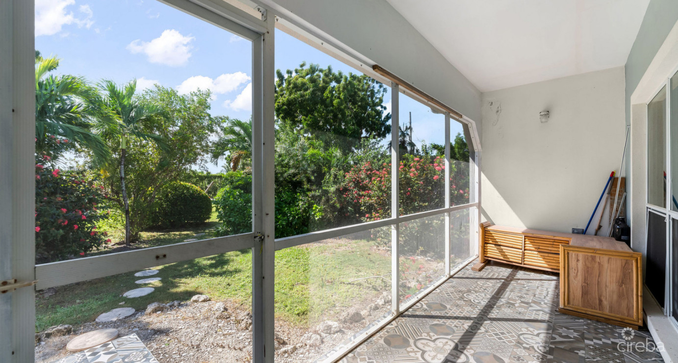 Development Opportunity Detached Home On 1 Acre In Spotts