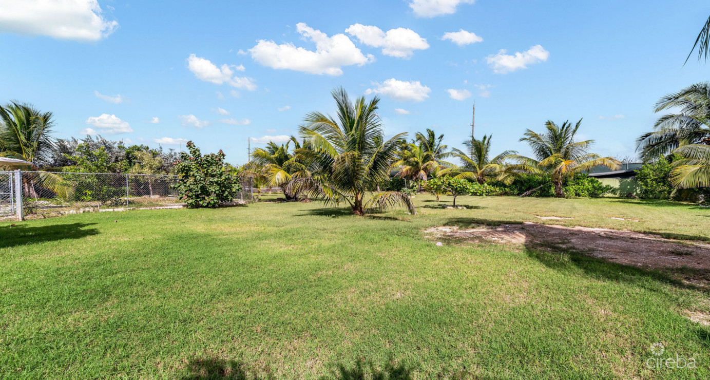 Development Opportunity Detached Home On 1 Acre In Spotts