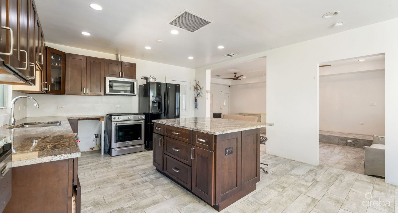 Development Opportunity Detached Home On 1 Acre In Spotts