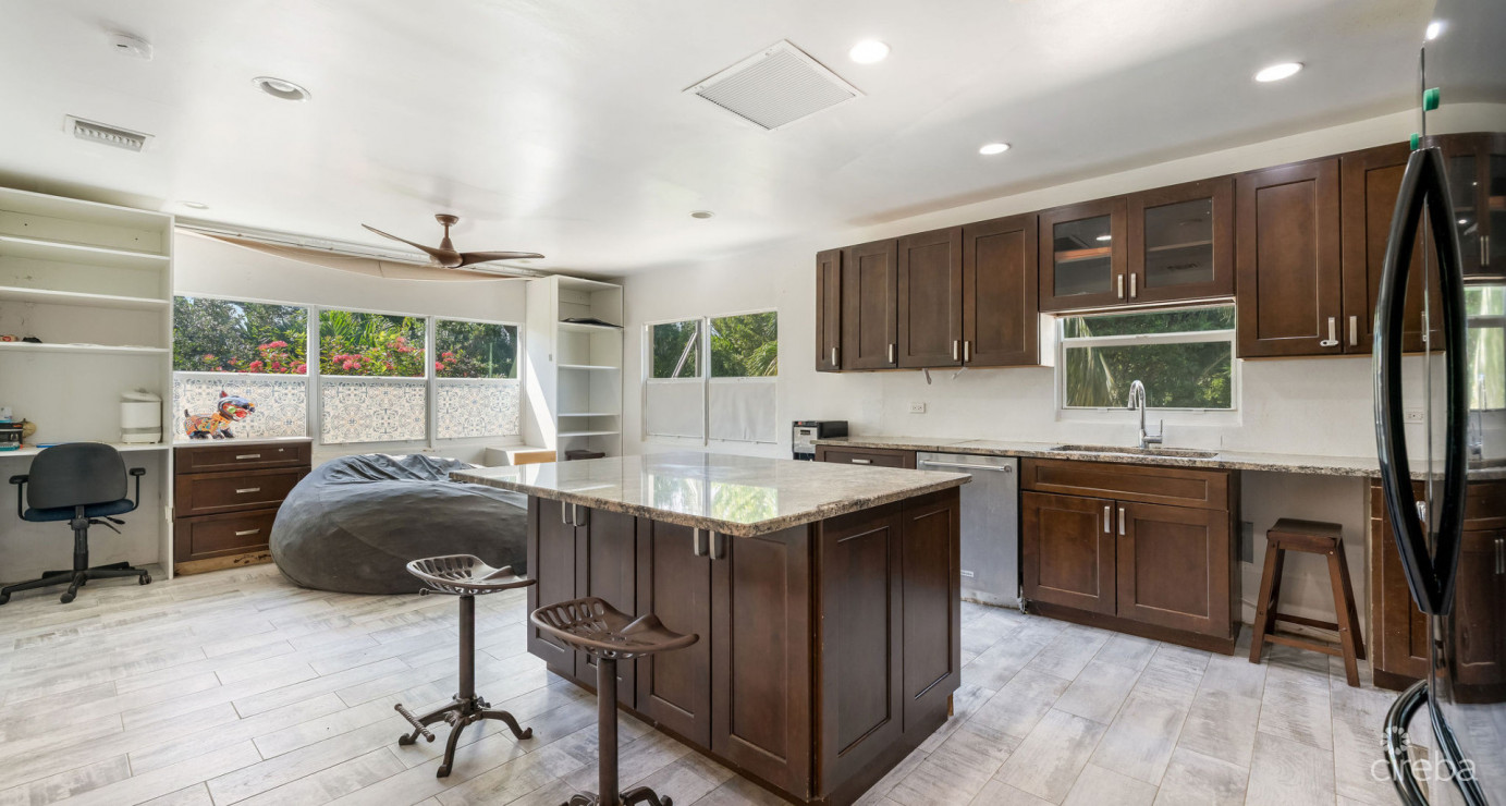 Development Opportunity Detached Home On 1 Acre In Spotts