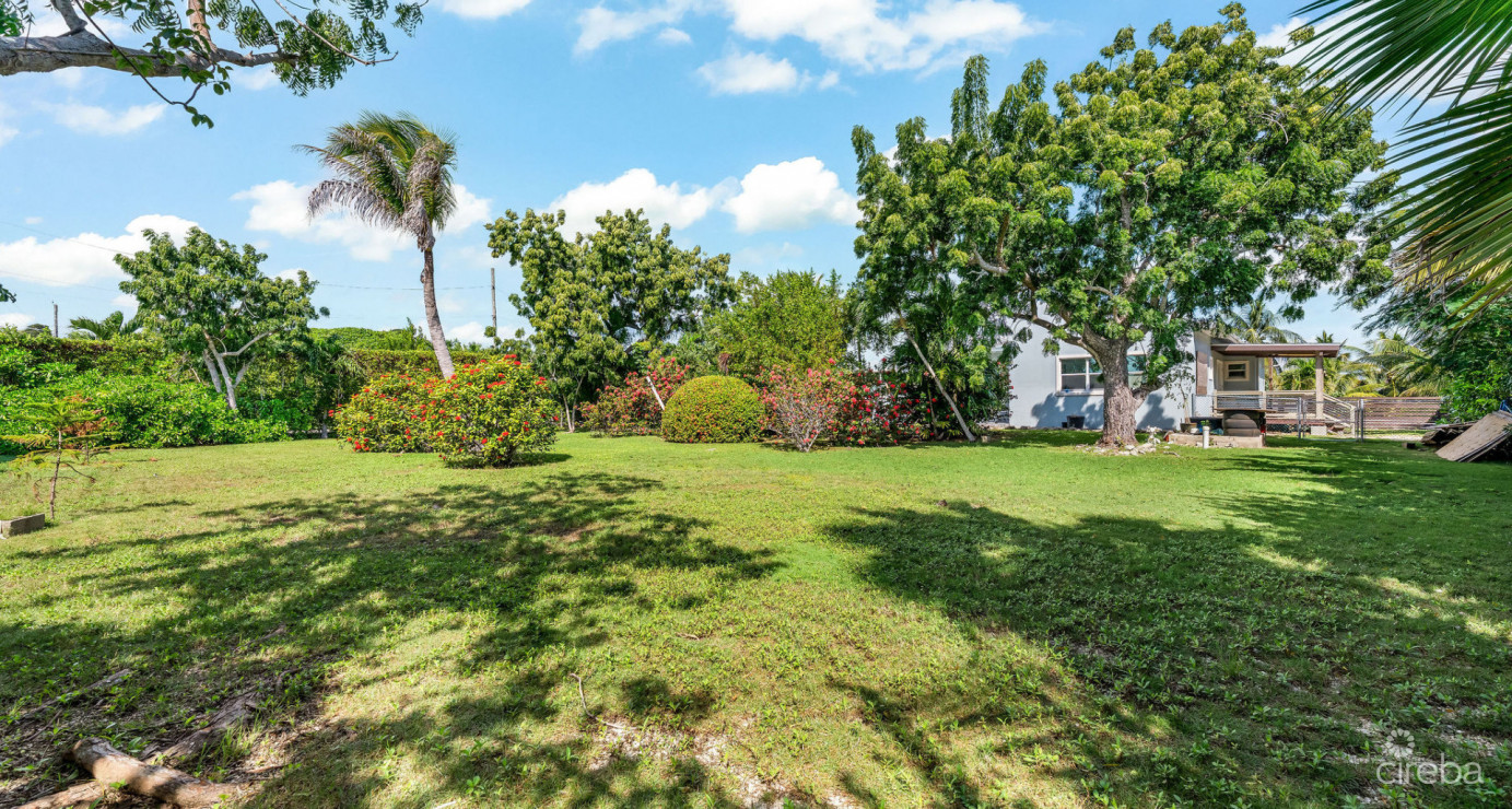 Development Opportunity Detached Home On 1 Acre In Spotts