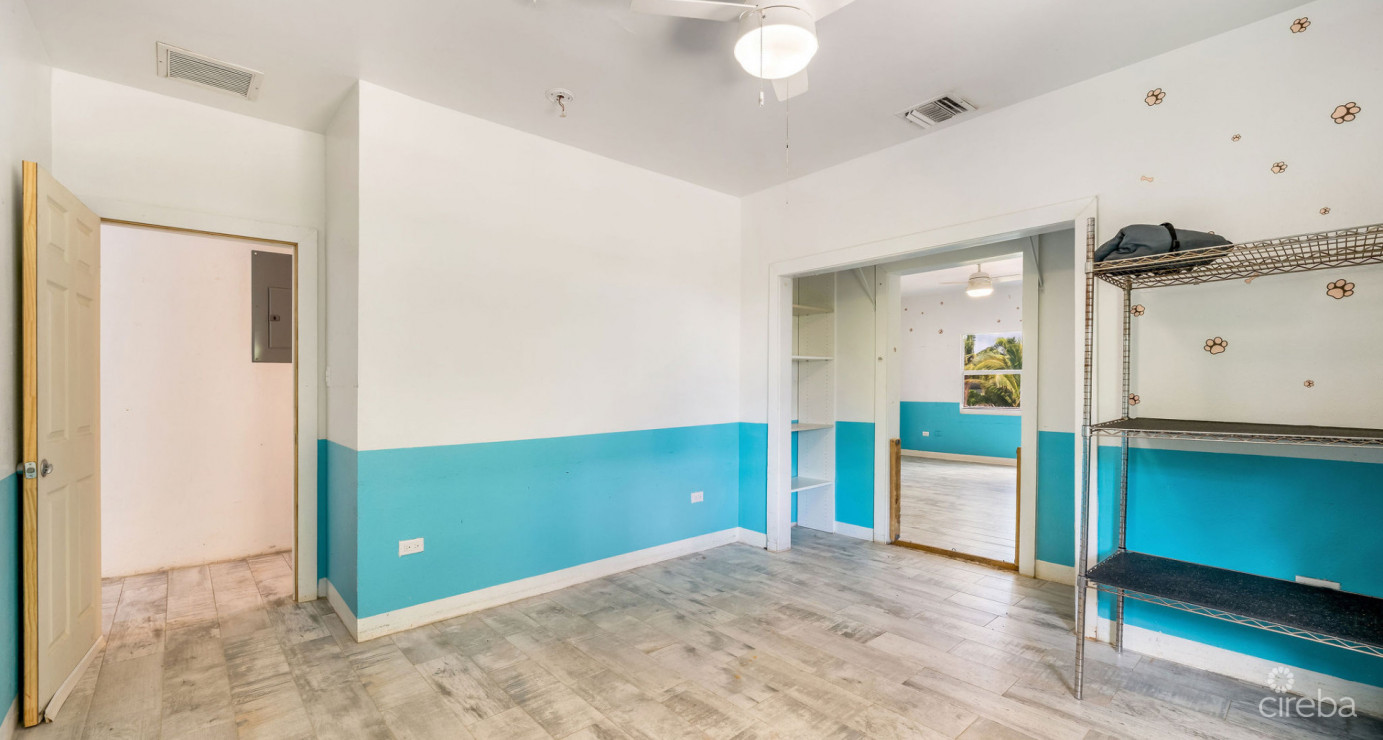 Development Opportunity Detached Home On 1 Acre In Spotts