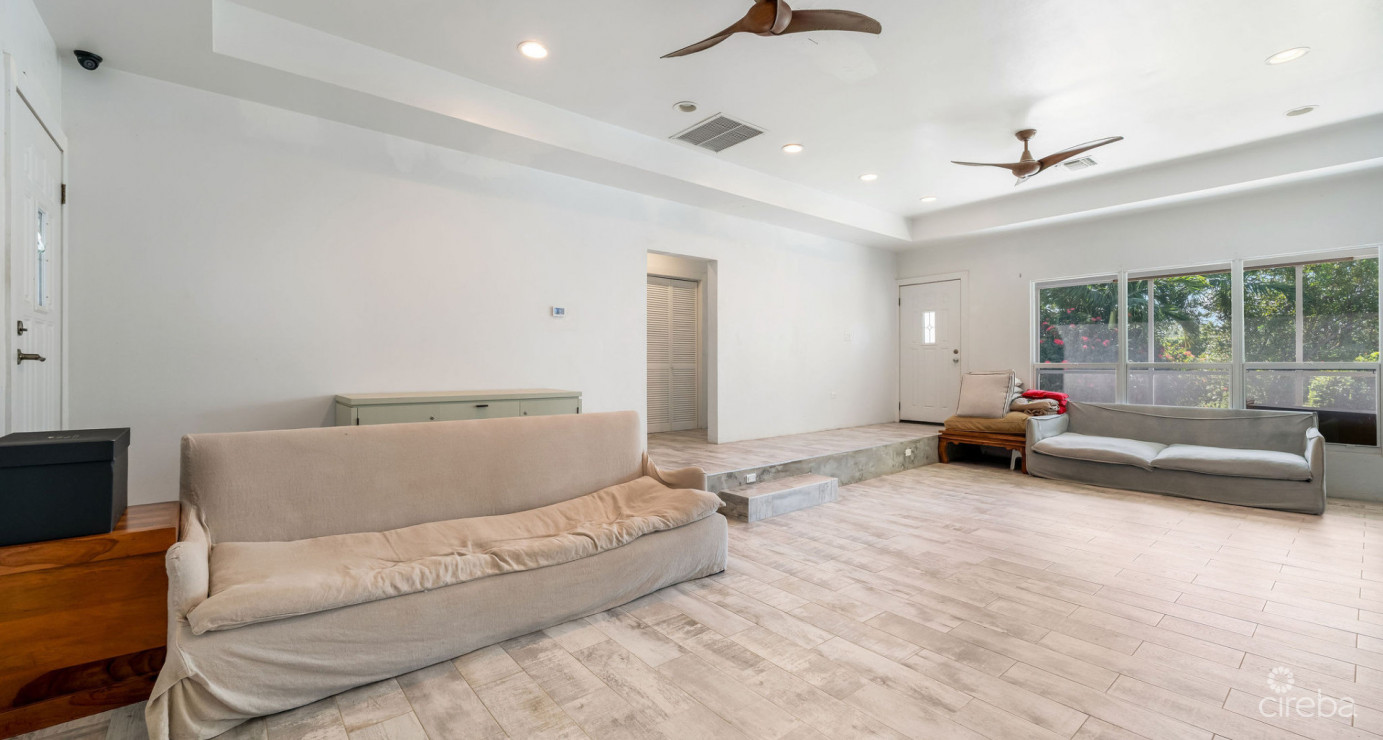 Development Opportunity Detached Home On 1 Acre In Spotts