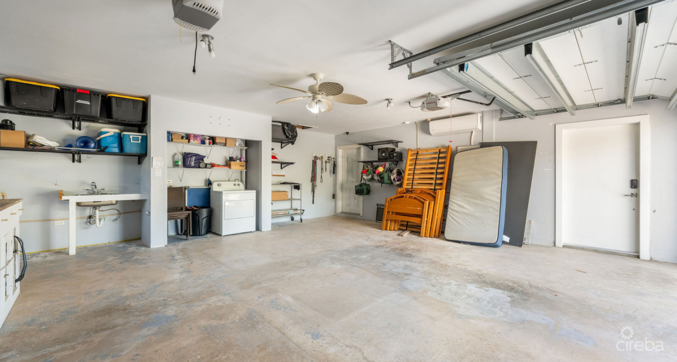 Development Opportunity Detached Home On 1 Acre In Spotts