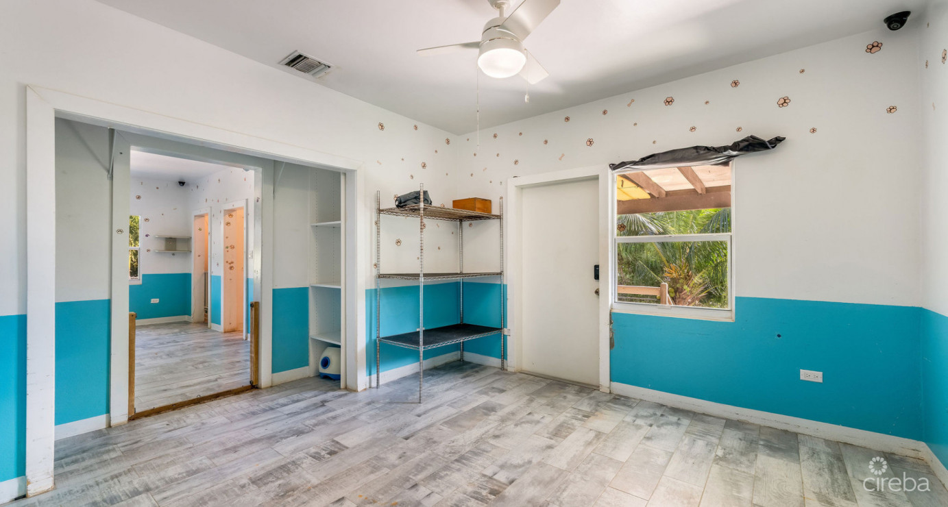 Development Opportunity Detached Home On 1 Acre In Spotts