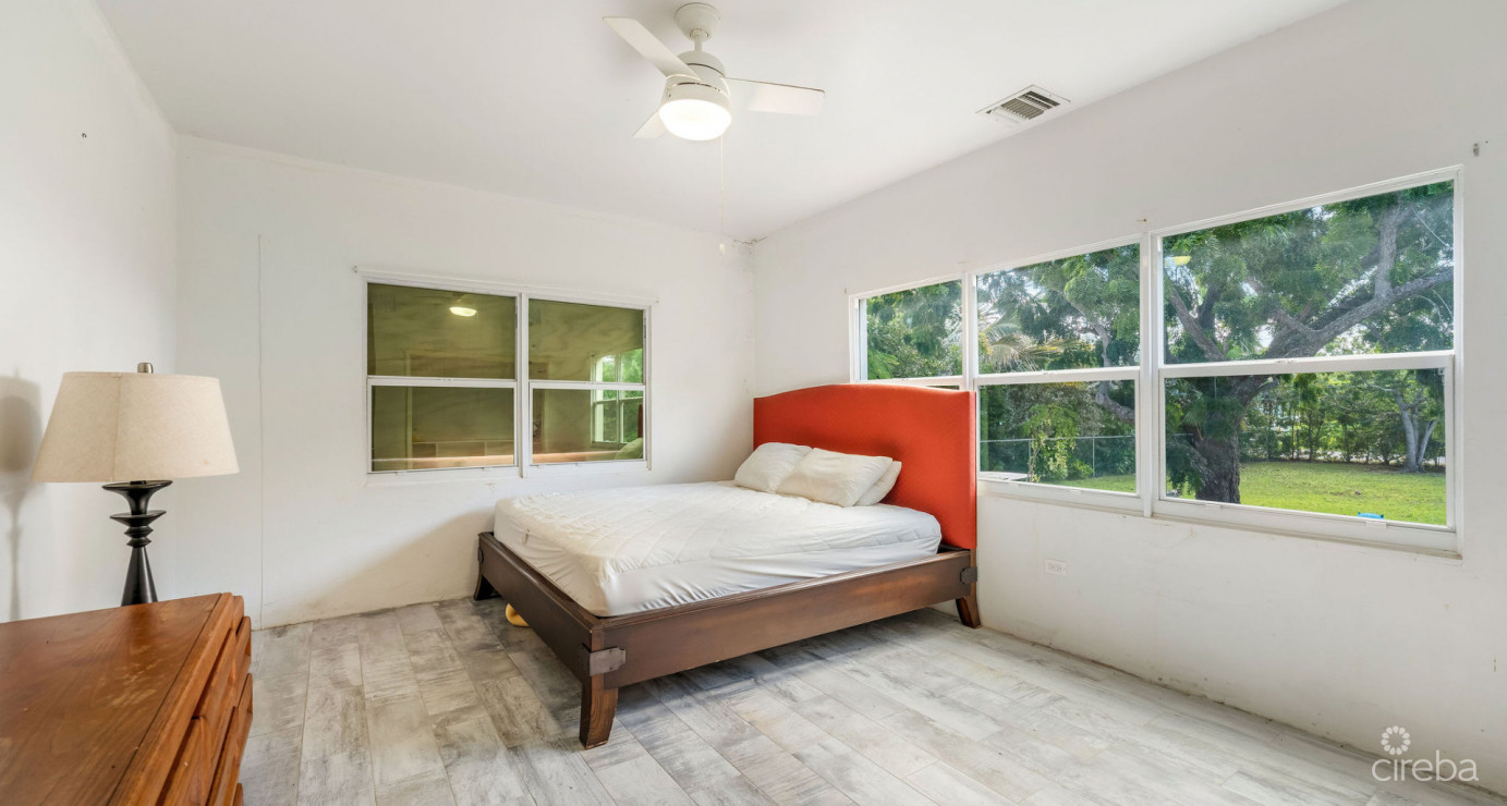 Development Opportunity Detached Home On 1 Acre In Spotts