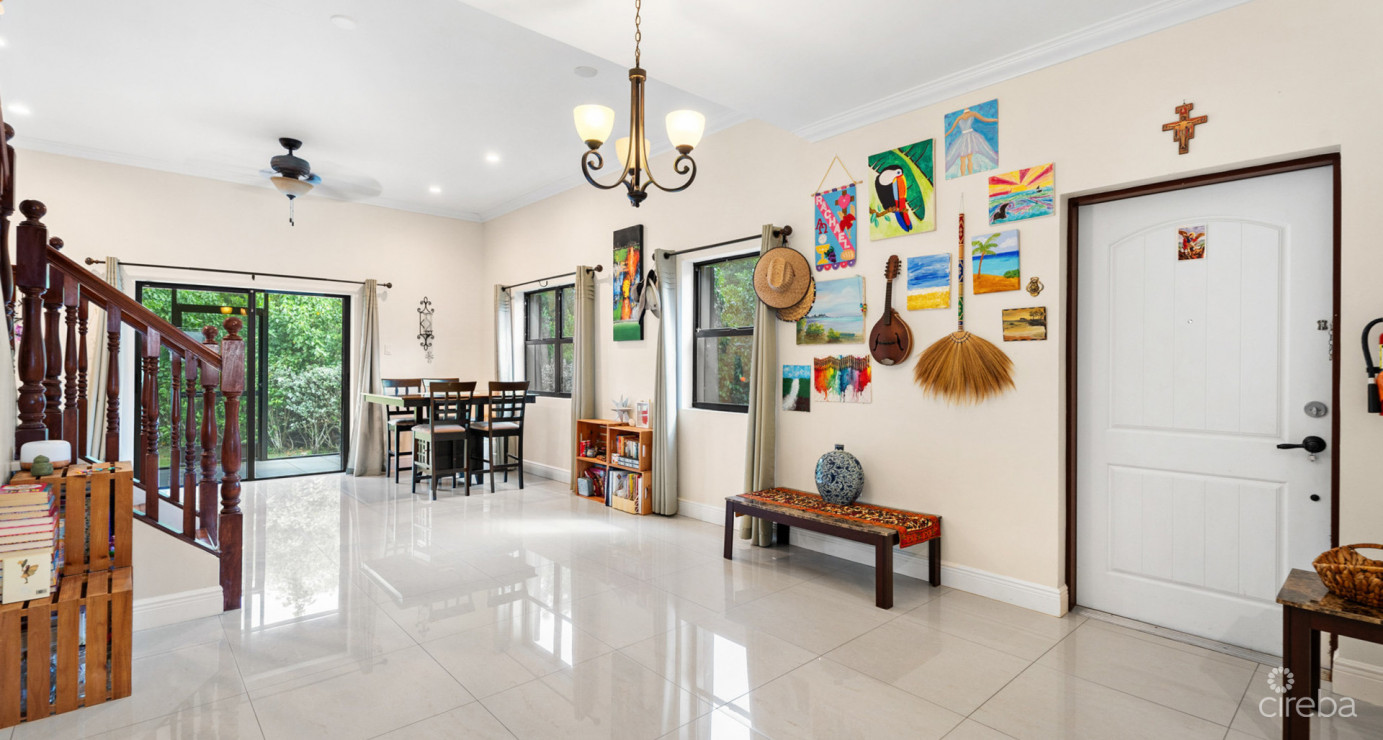 Hilton Estates - 2 Bed End Unit, Excellent Location