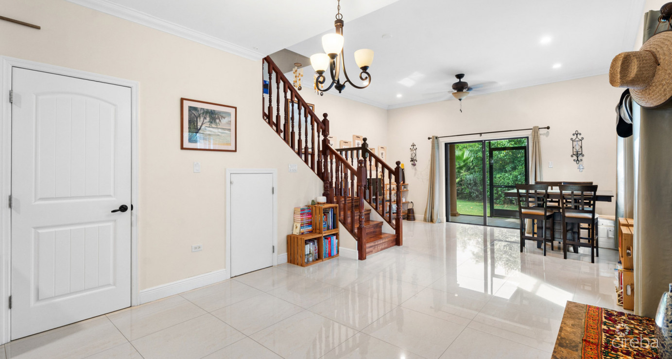 Hilton Estates - 2 Bed End Unit, Excellent Location