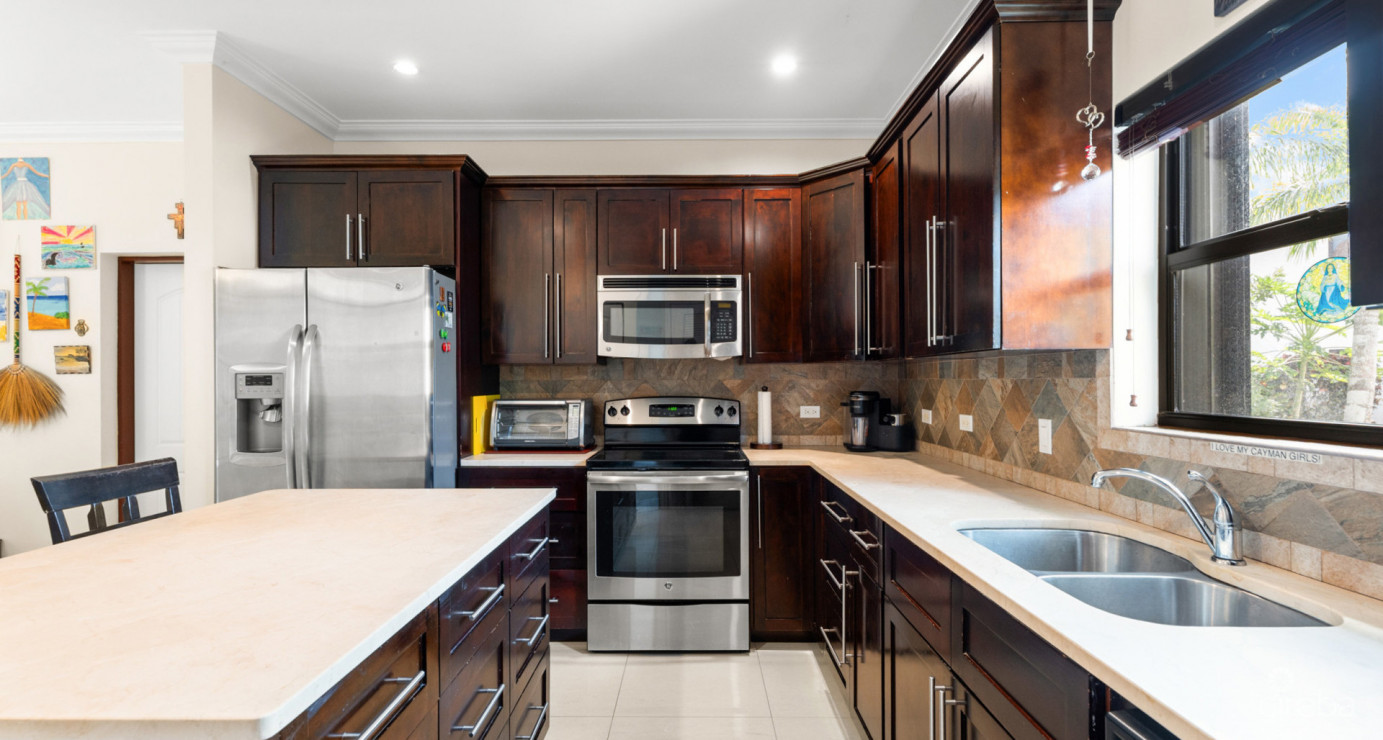 Hilton Estates - 2 Bed End Unit, Excellent Location