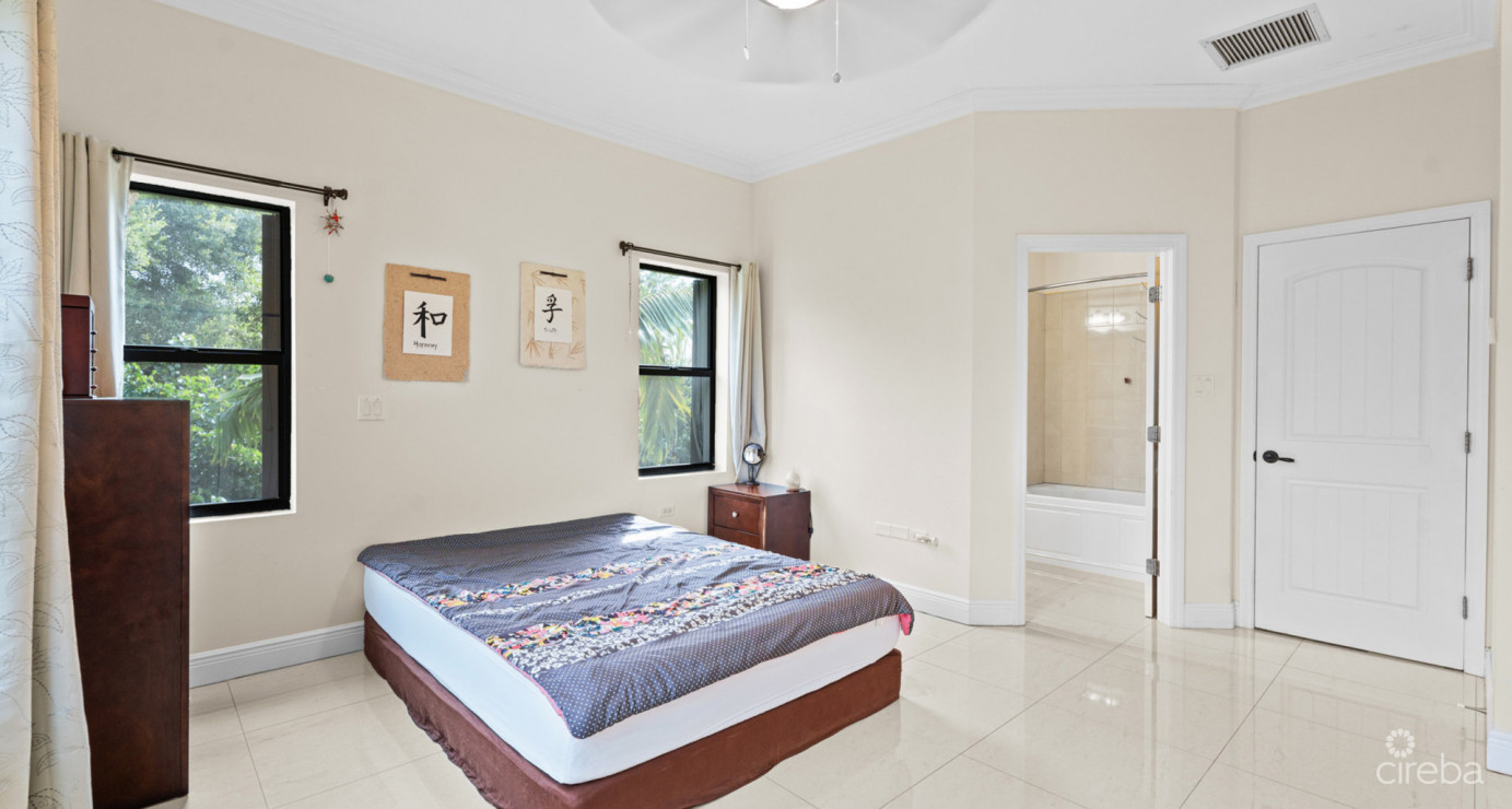 Hilton Estates - 2 Bed End Unit, Excellent Location