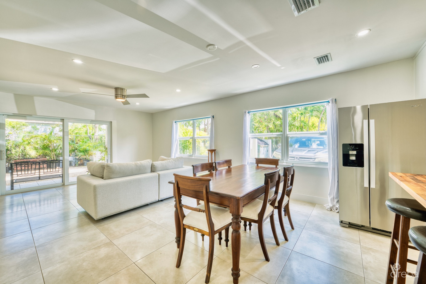 Glen Eden Renovated 2 Bed End Unit With Enclosed Yard