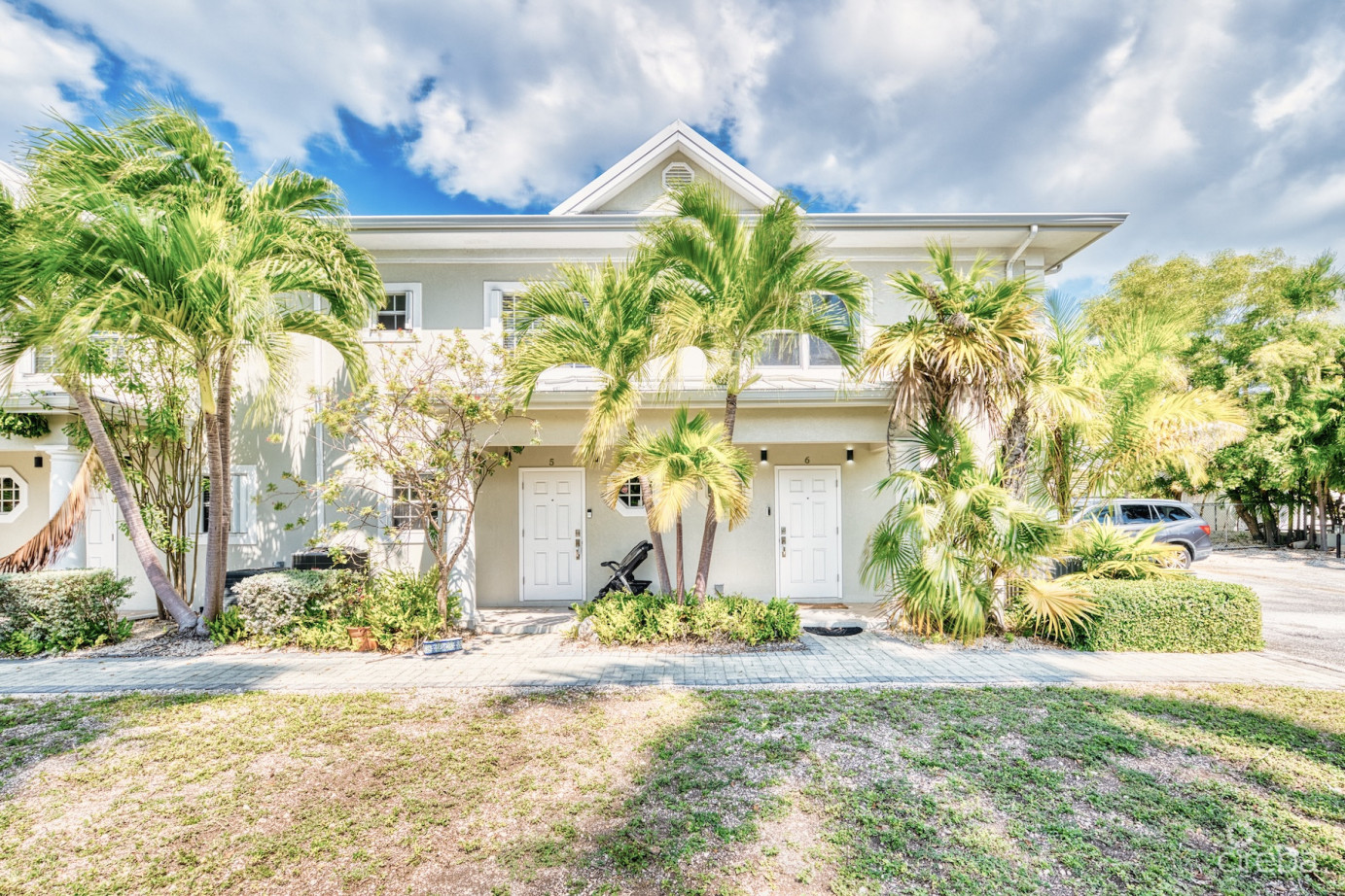 Glen Eden Renovated 2 Bed End Unit With Enclosed Yard