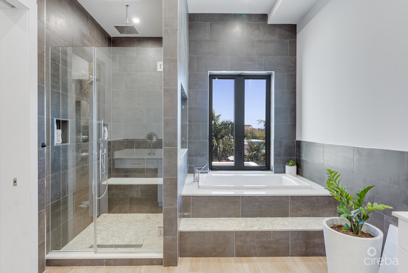 Royal Palms - 5 Bedroom Estate W/rental Unit