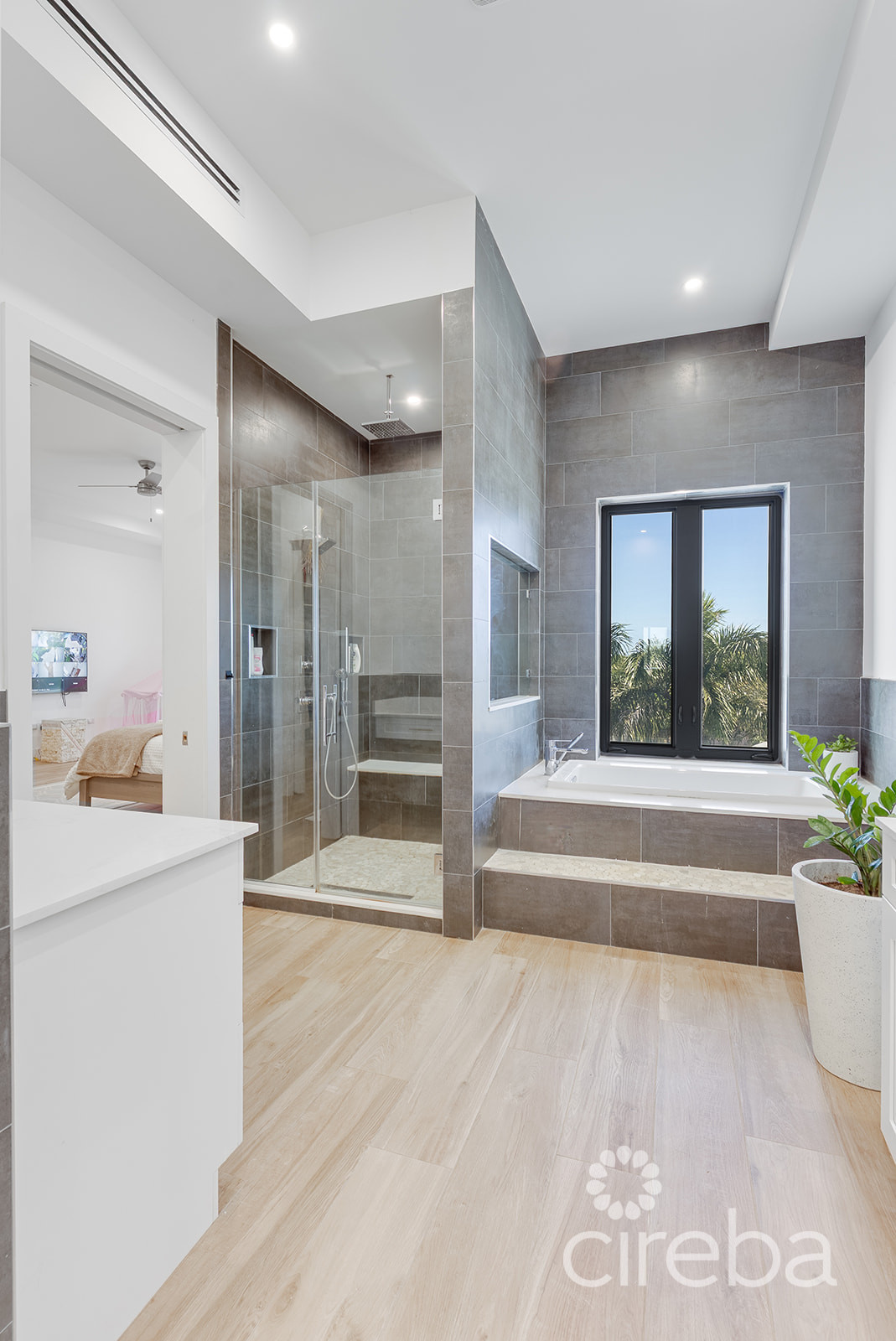 Royal Palms - 5 Bedroom Estate W/rental Unit