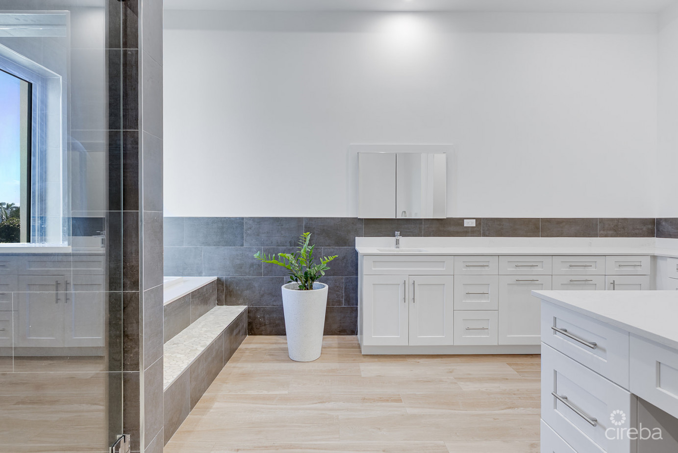 Royal Palms - 5 Bedroom Estate W/rental Unit