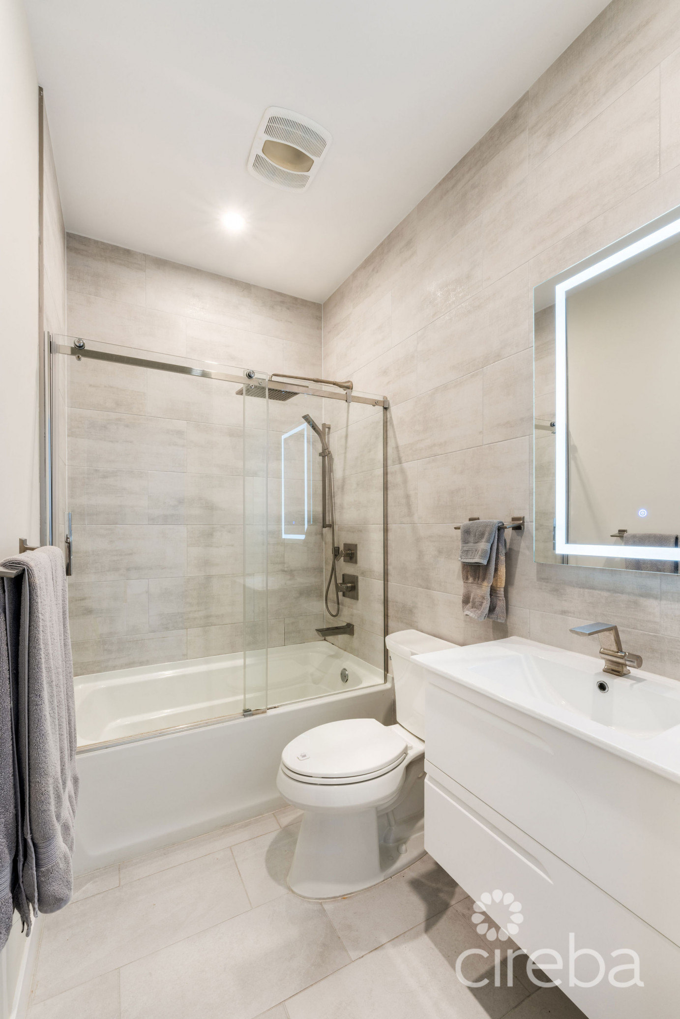 Arvia 3-bedroom Canal Front Unit With Dock