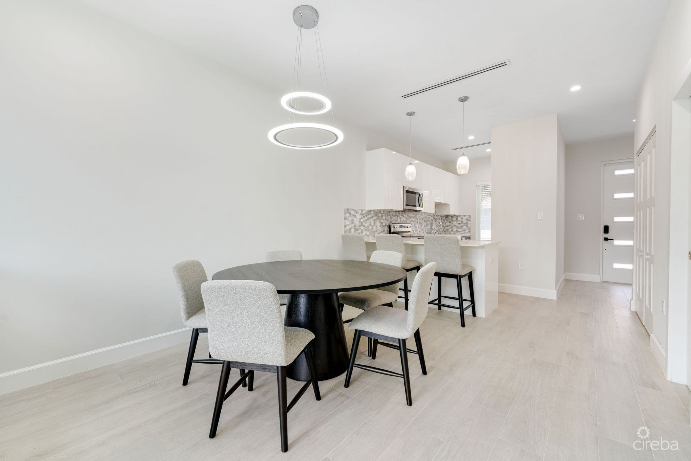 Spacious & Modern 3 Br Townhome - Excellent Location!