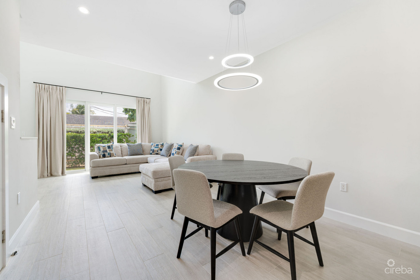 Spacious & Modern 3 Br Townhome - Excellent Location!