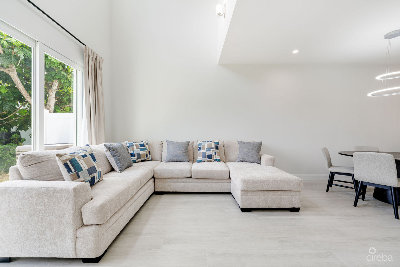 Spacious & Modern 3 Br Townhome - Excellent Location!