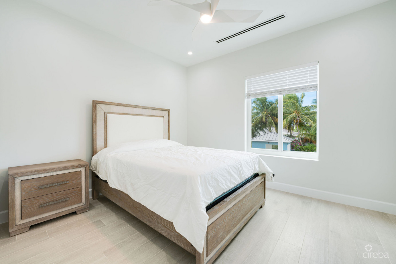 Spacious & Modern 3 Br Townhome - Excellent Location!