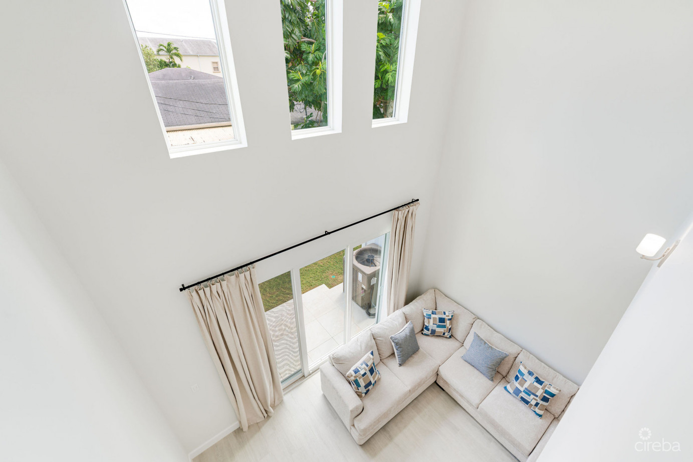 Spacious & Modern 3 Br Townhome - Excellent Location!