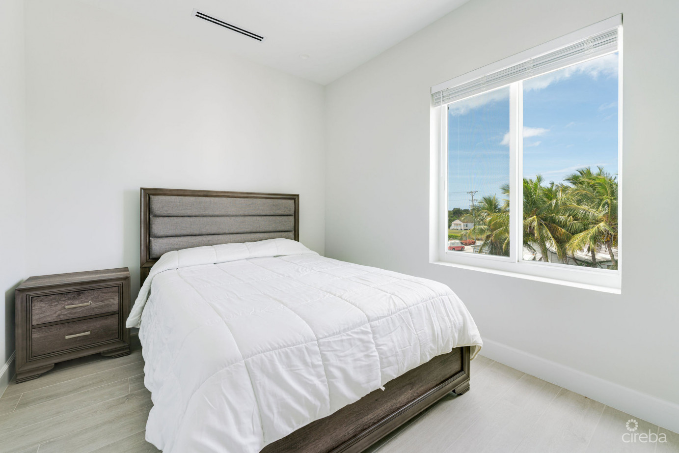 Spacious & Modern 3 Br Townhome - Excellent Location!