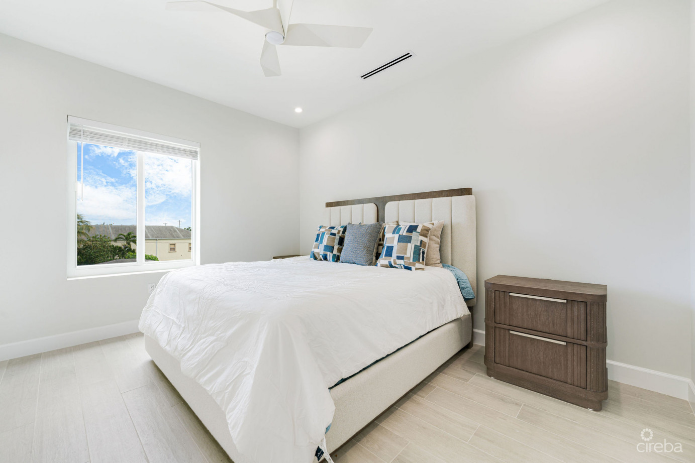 Spacious & Modern 3 Br Townhome - Excellent Location!