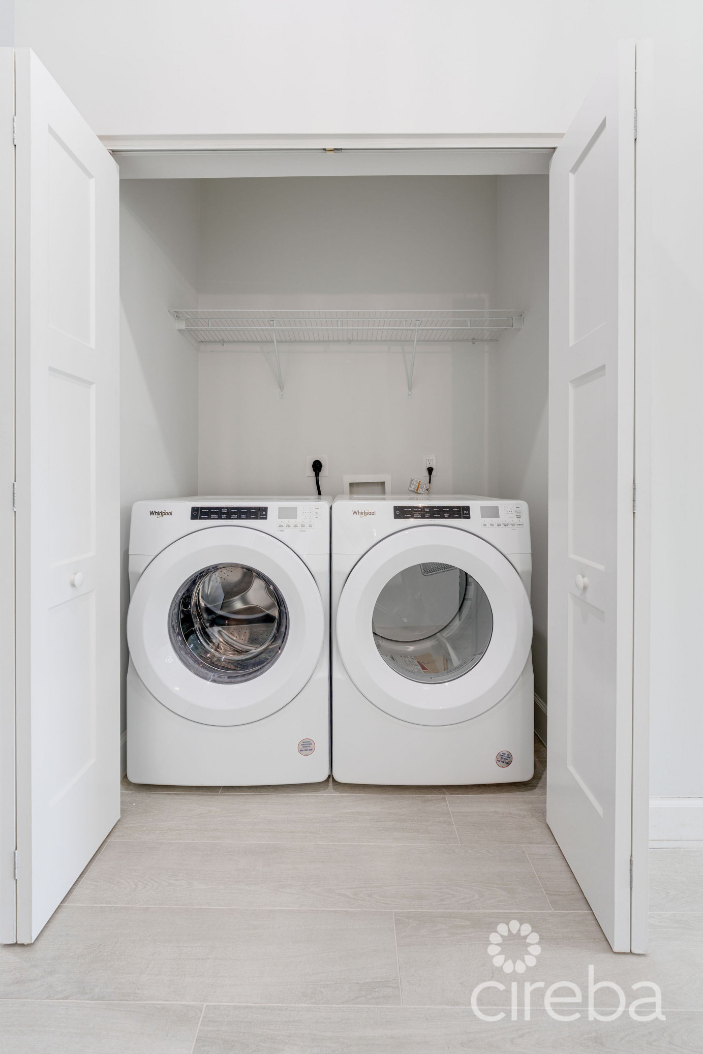 Spacious & Modern 3 Br Townhome - Excellent Location!